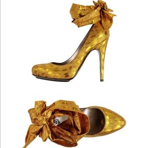 Gold Lanvin pumps